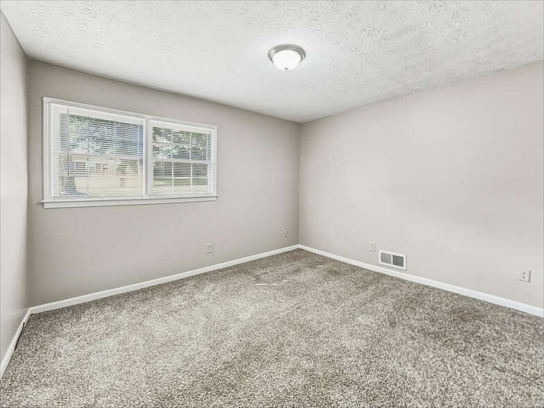 Building Photo - 4412 Bryant Dr SW