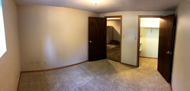 Building Photo - 3 Bed 2 Bath Single Family Home with Additional Space in Basement!