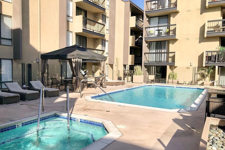 Building Photo - 7320 Hawthorn Ave