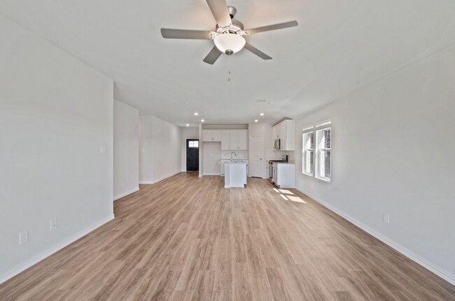 Building Photo - 801 Easthill Dr