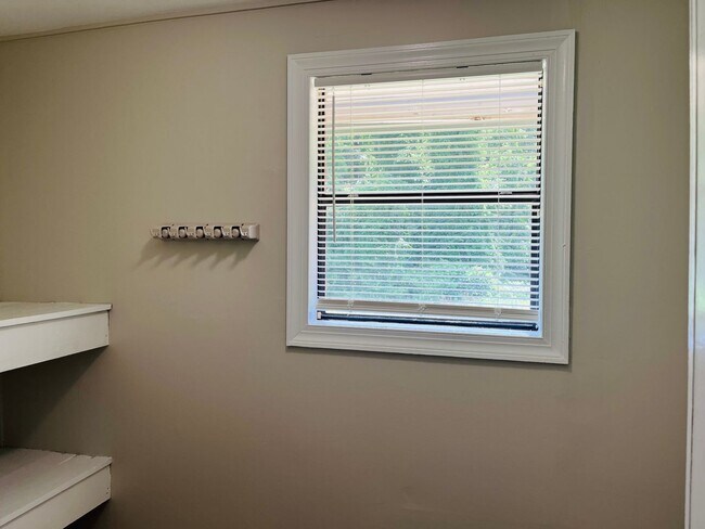 Building Photo - Wow! Check out this charming 4-bedroom, 1-...