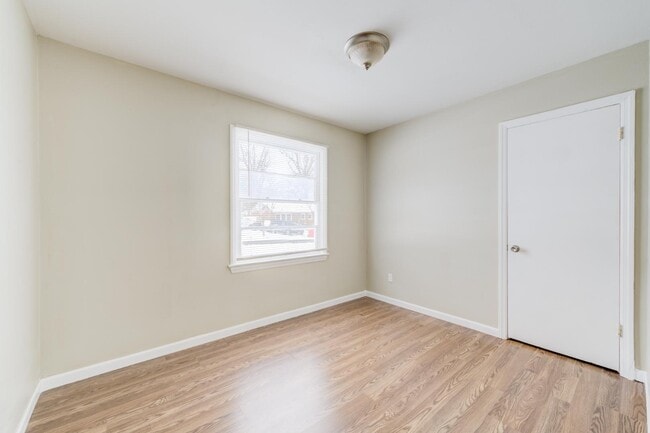 Building Photo - 110 De Smet Dr