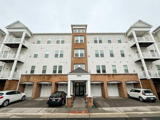 Primary Photo - Stunning 3 Bed 2 Bath Condo With Den In Vi...