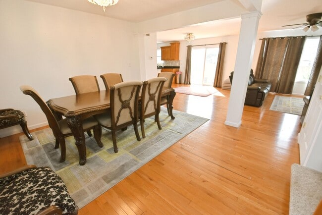 Building Photo - Short or long term Executive 4 bedroom 2.5...