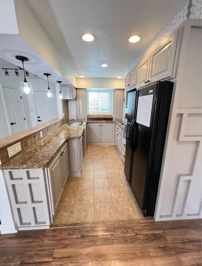 Building Photo - Charming 2 Bedroom Home with utilities inc...