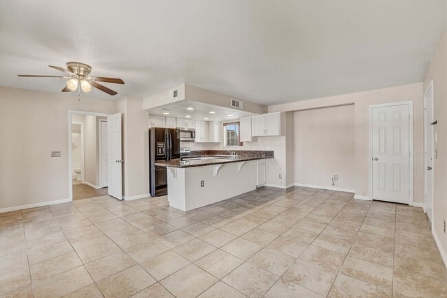 Building Photo - Upgraded 2 bedroom 2 bath upstairs condo