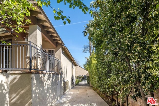 Building Photo - 627 Elm Dr