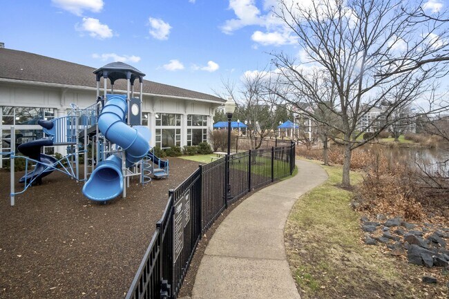 Building Photo - Comfortable, convenient, and well located Ashburn condo.