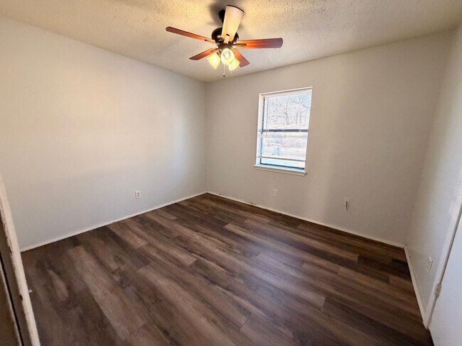 Building Photo - Welcome to your new home in the heart of Russellville, AR!