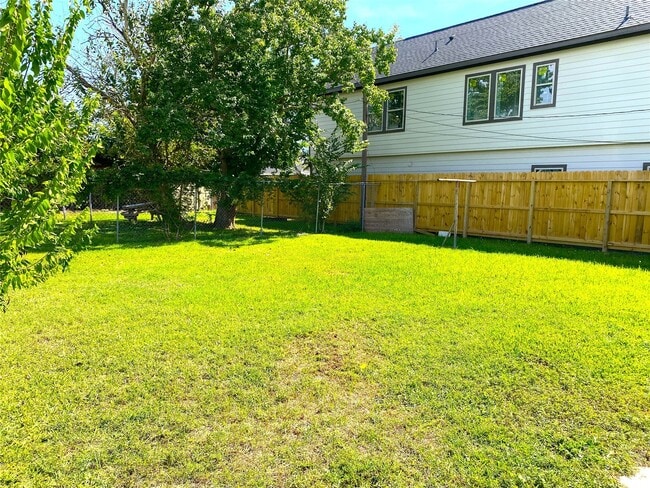 Building Photo - 315 S 3rd St