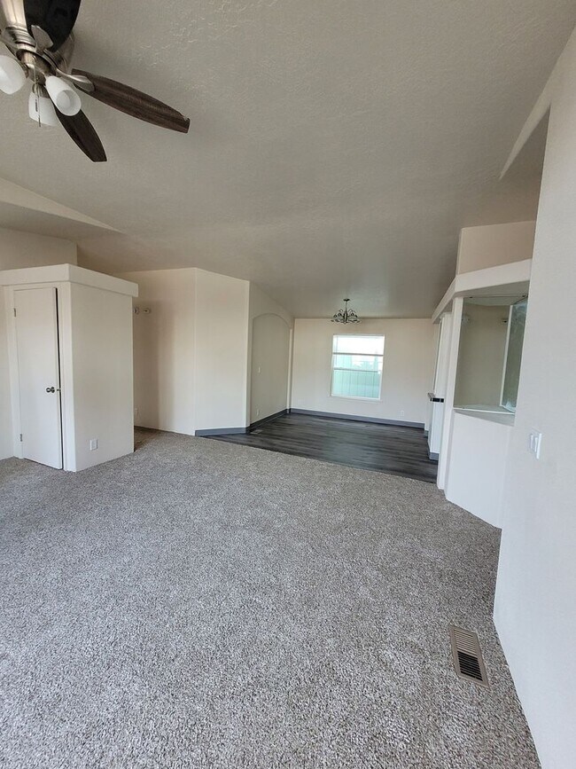 Building Photo - ***Limited Time Summer Rent Special!*** Pet Friendly 3 Bed : 2 Bath Home w/2 Car Garage & Access ...