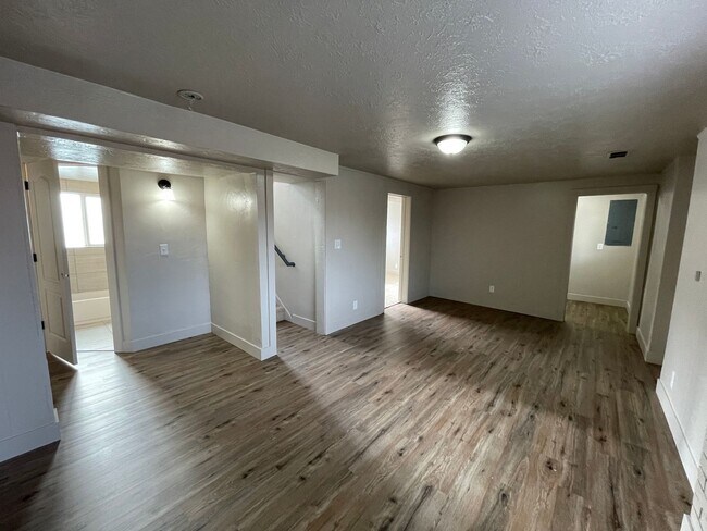 Building Photo - Spacious 6-Bedroom Magna Home with Fenced Yard