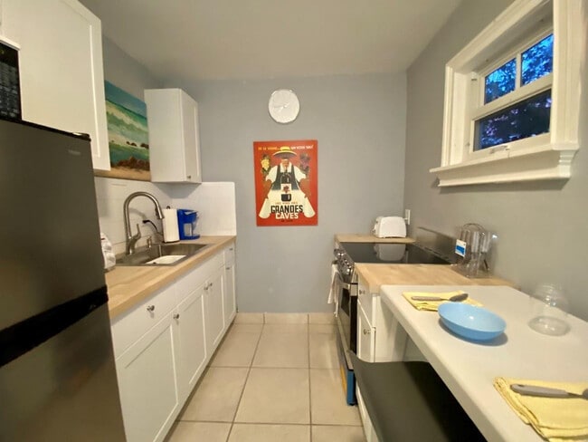 Building Photo - 819 SW 9th Terrace