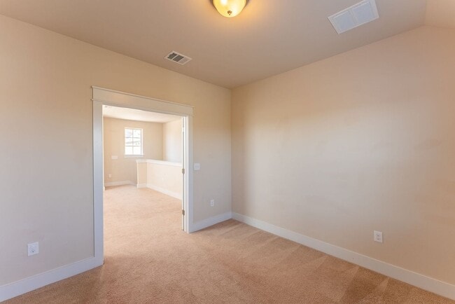 Building Photo - Beautiful 3 bedroom home in Gated community!