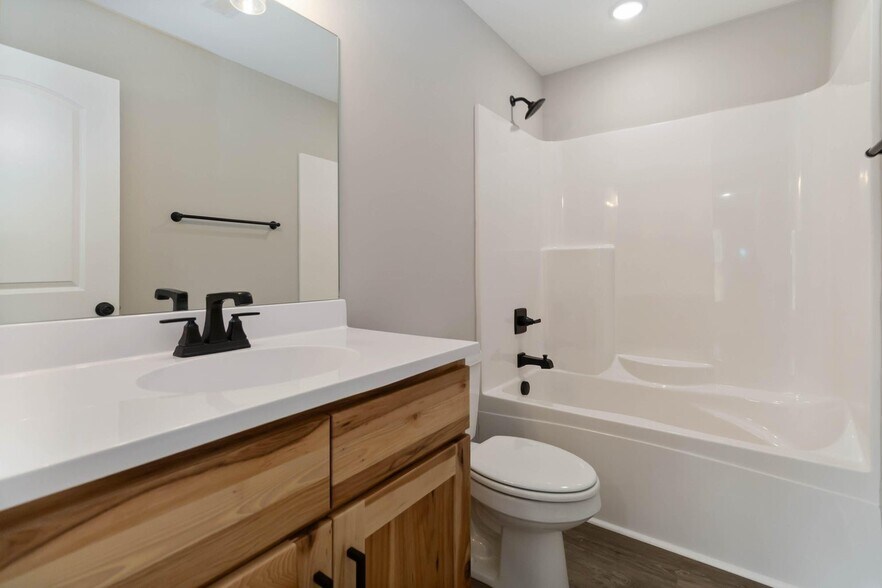 Building Photo - 418 Nandino Cir