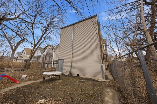 Building Photo - 7242 S May St