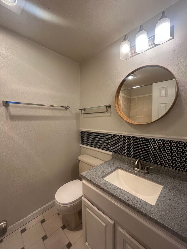 Building Photo - 2-Bedroom 2-Bathroom Condo in the Trees!!!!