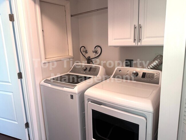Building Photo - Very Charming, updated 2 Bd/1 Ba, 1178 sf Single-Family House in Lafayette available May 14th for...