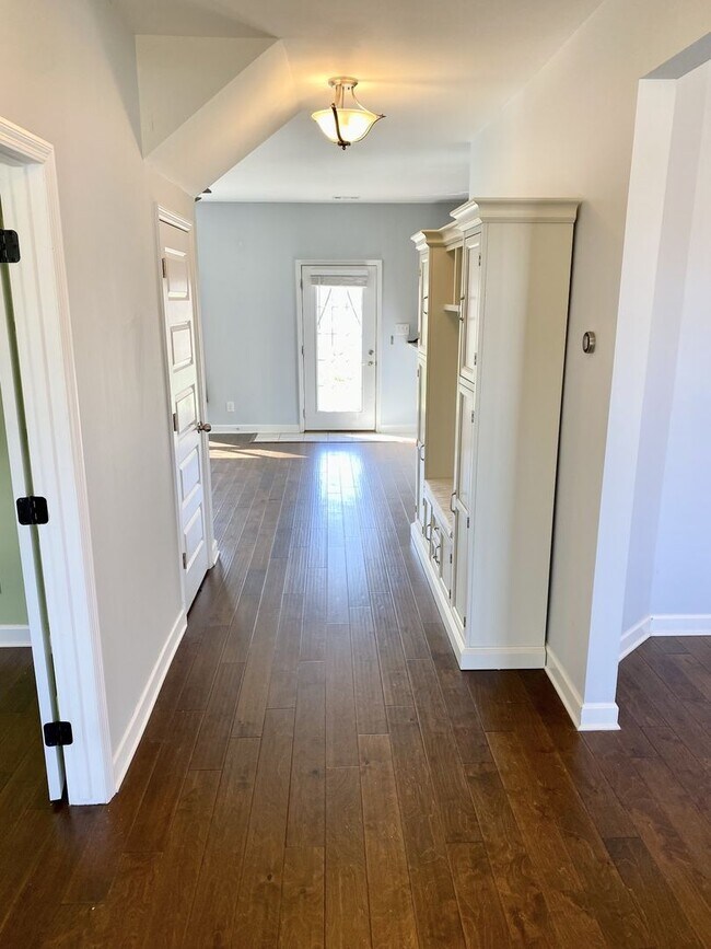 Building Photo - Great Location!! - 3 bedroom 2.5 bath home