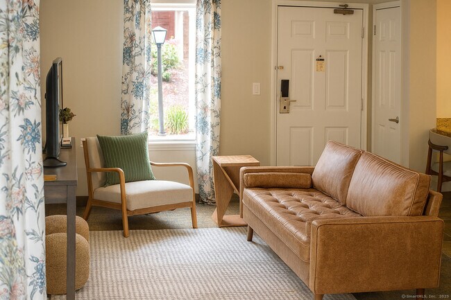 Building Photo - 1001 Bridgeport Ave