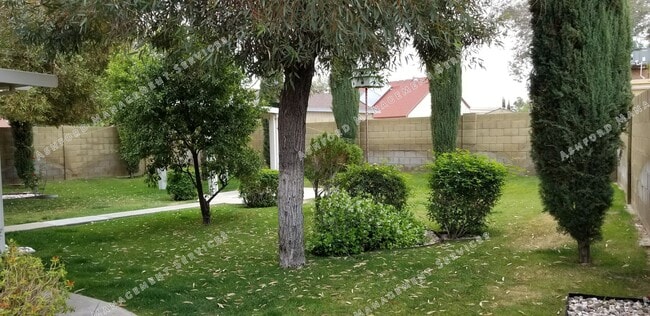 Building Photo - 3 BEDROOM 2 BATHROOM IN PHOENIX WITH TONS ...