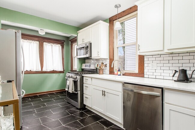 Building Photo - 234 E 7th Ave