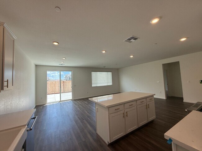 Building Photo - 3 bedroom, 2 bathroom home located in the vibrant community of Madera, CA