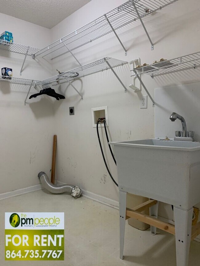 Building Photo - Comfortable 3/2 with Large Bonus Room in M...