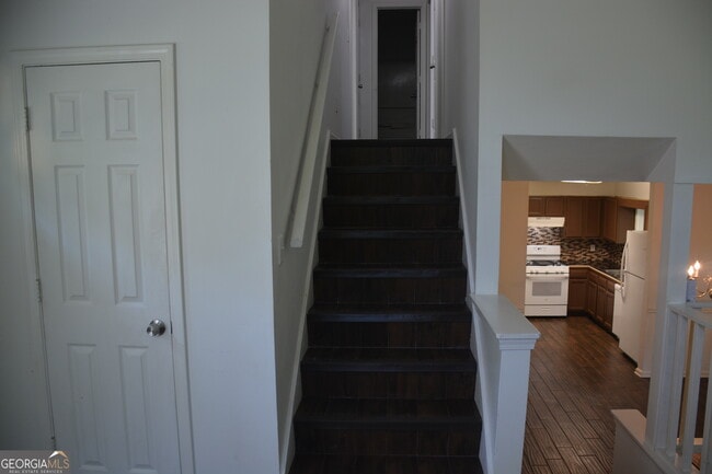 Building Photo - 5887 Mistyview Dr