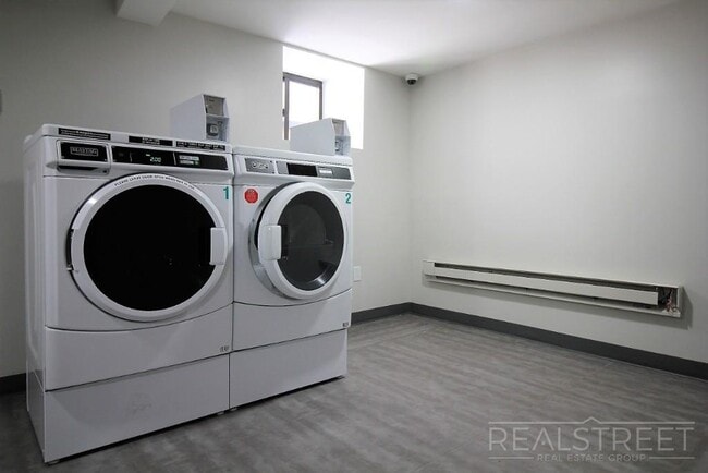 Building Photo - Brand New 1 Bed w Full Kitchen Amenities i...