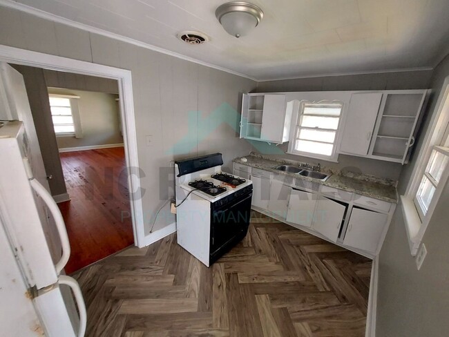 Building Photo - UNDER RENOVATION: 2-Bedrooms and 1-Bathroo...