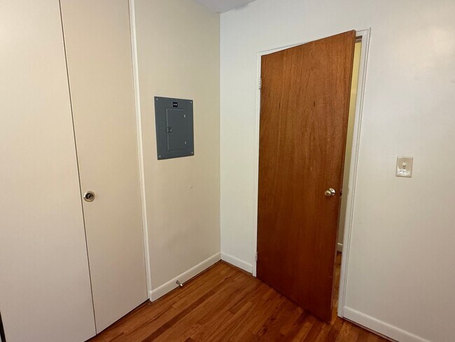 Building Photo - Beautifully-Maintained 1-Bedroom & Central...