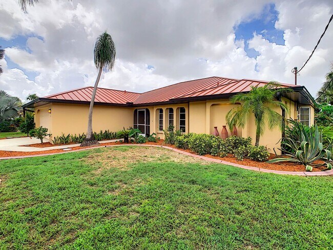 Building Photo - Port Charlotte Waterfront Pool Home - Grea...