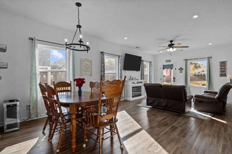 Building Photo - 1010 Village Ct