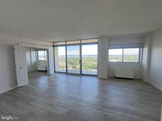 Building Photo - Commuter's dream, modern living