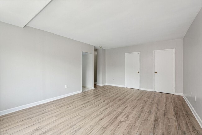 Building Photo - Spacious & Bright Studio at River Place