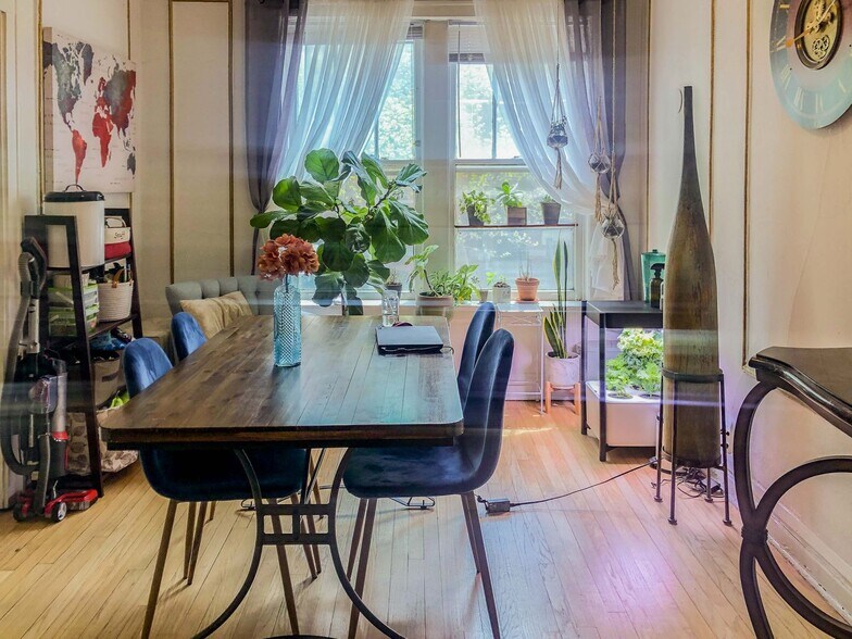 Building Photo - 428 W Surf St