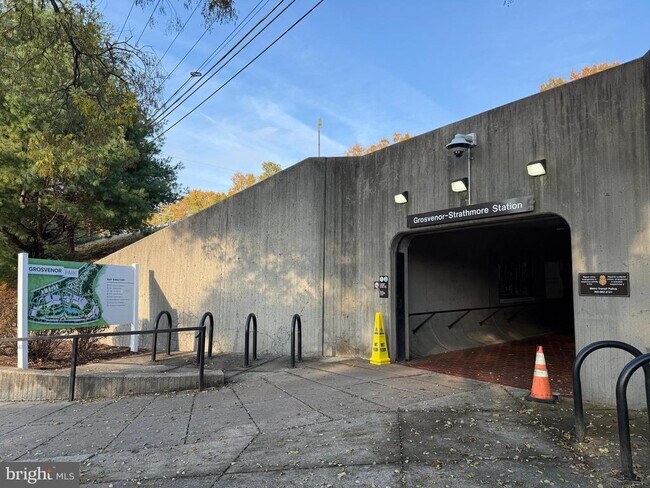 Building Photo - 10401 Grosvenor Pl