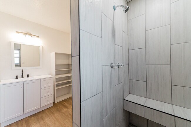 Building Photo - Spacious 3/2 with 2 Living Areas!