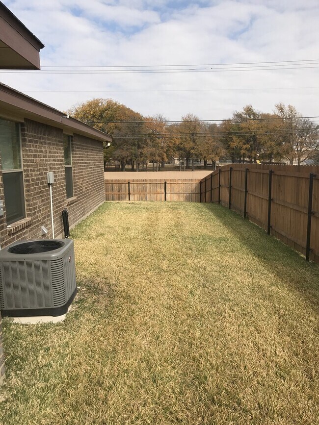 Building Photo - Beautiful 3 Bedroom, 2 Bath Duplex Near Cl...