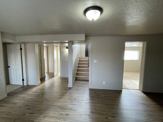 Building Photo - Spacious 6-Bedroom Magna Home with Fenced Yard