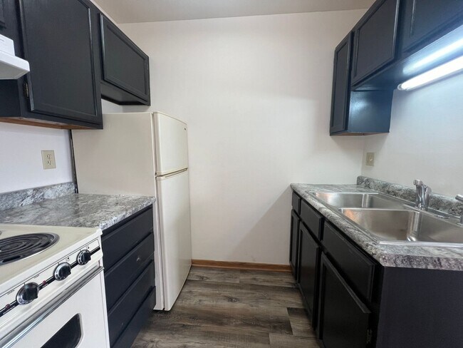 Building Photo - Recently Renovated Upper Level 1-bed, 1-Bath