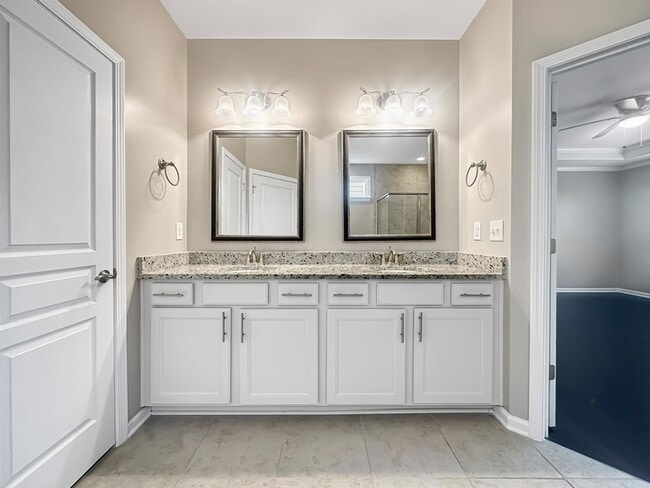 Building Photo - 813 Firefly Ct