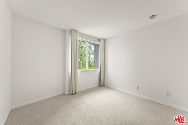 Building Photo - 171 N Church Ln