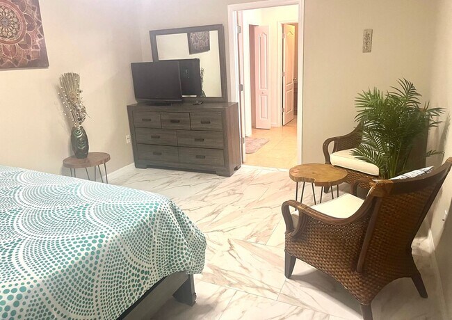 Building Photo - 701 SW McComb Ave