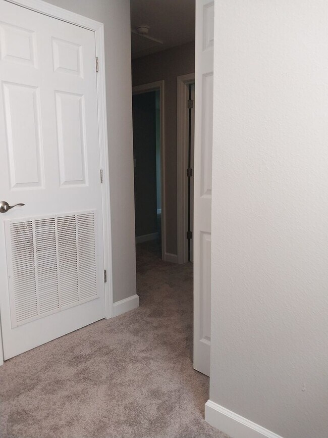 Building Photo - Gorgeous 3 Bedroom 2.5 Bath Townhome