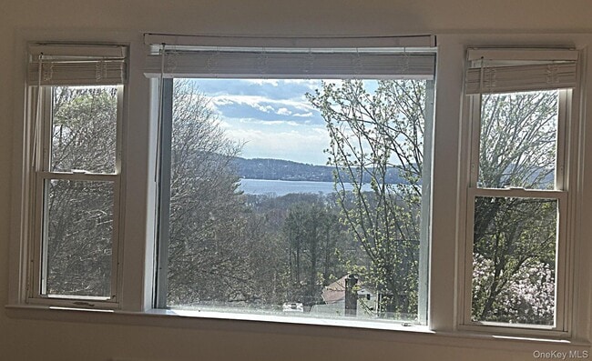 Building Photo - 8 Ridge St