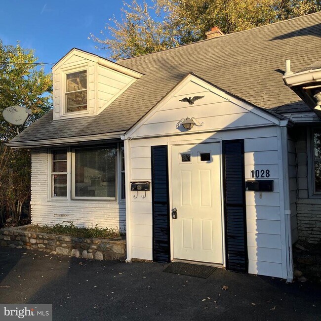 Building Photo - 1028 Mantua Pike