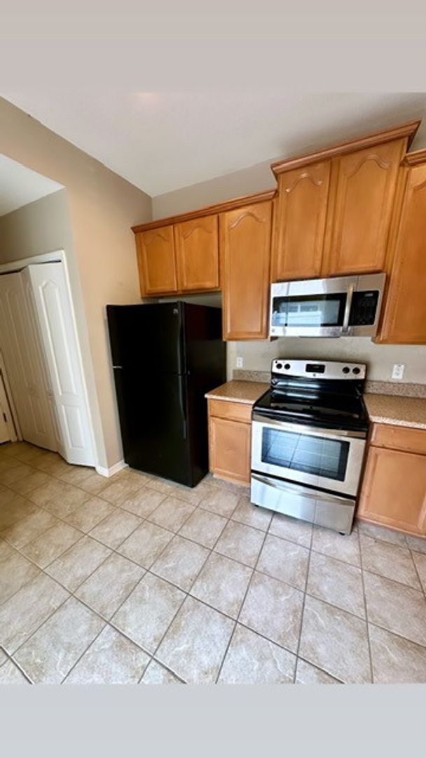 Building Photo - 3/2 with loft Windermere Town home in Summerport! 2 car garage! June 10, 2026!