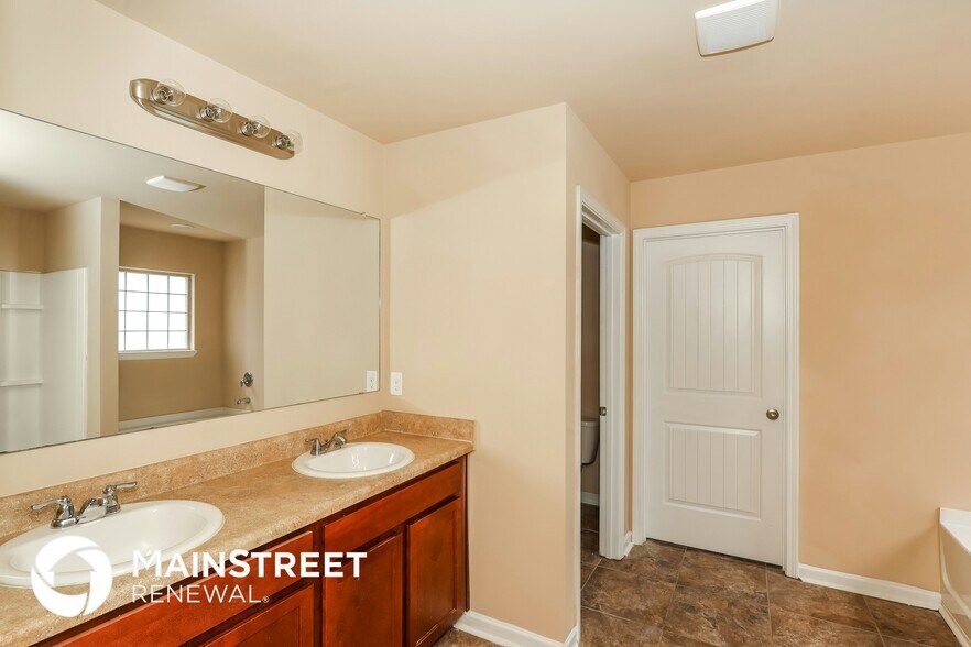 Building Photo - 2889 S Hills